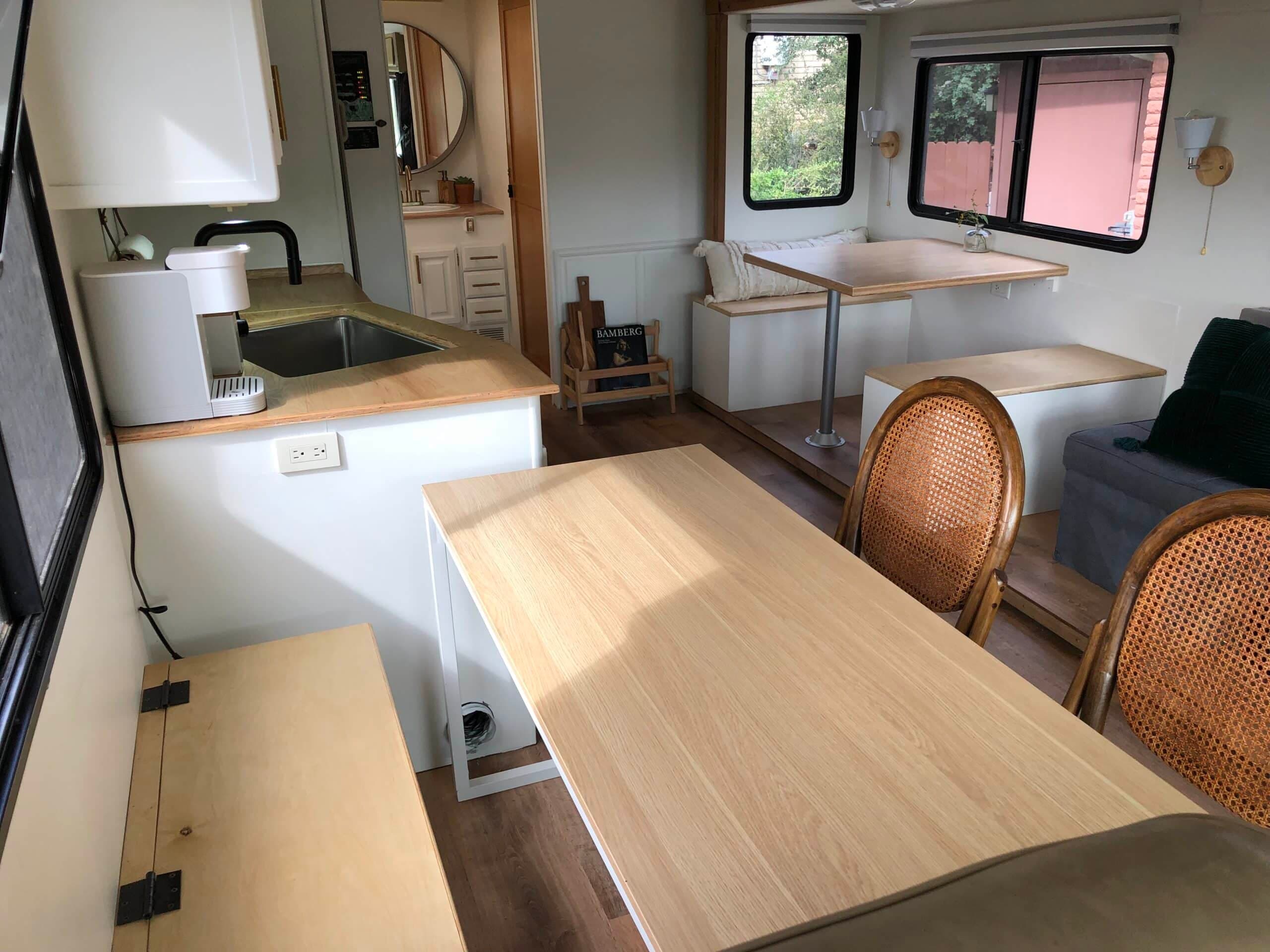Fire Sale- FULLY RENOVATED FLEETWOOD DISCOVERY 36T CUMMINS W/SLIDE photo 5