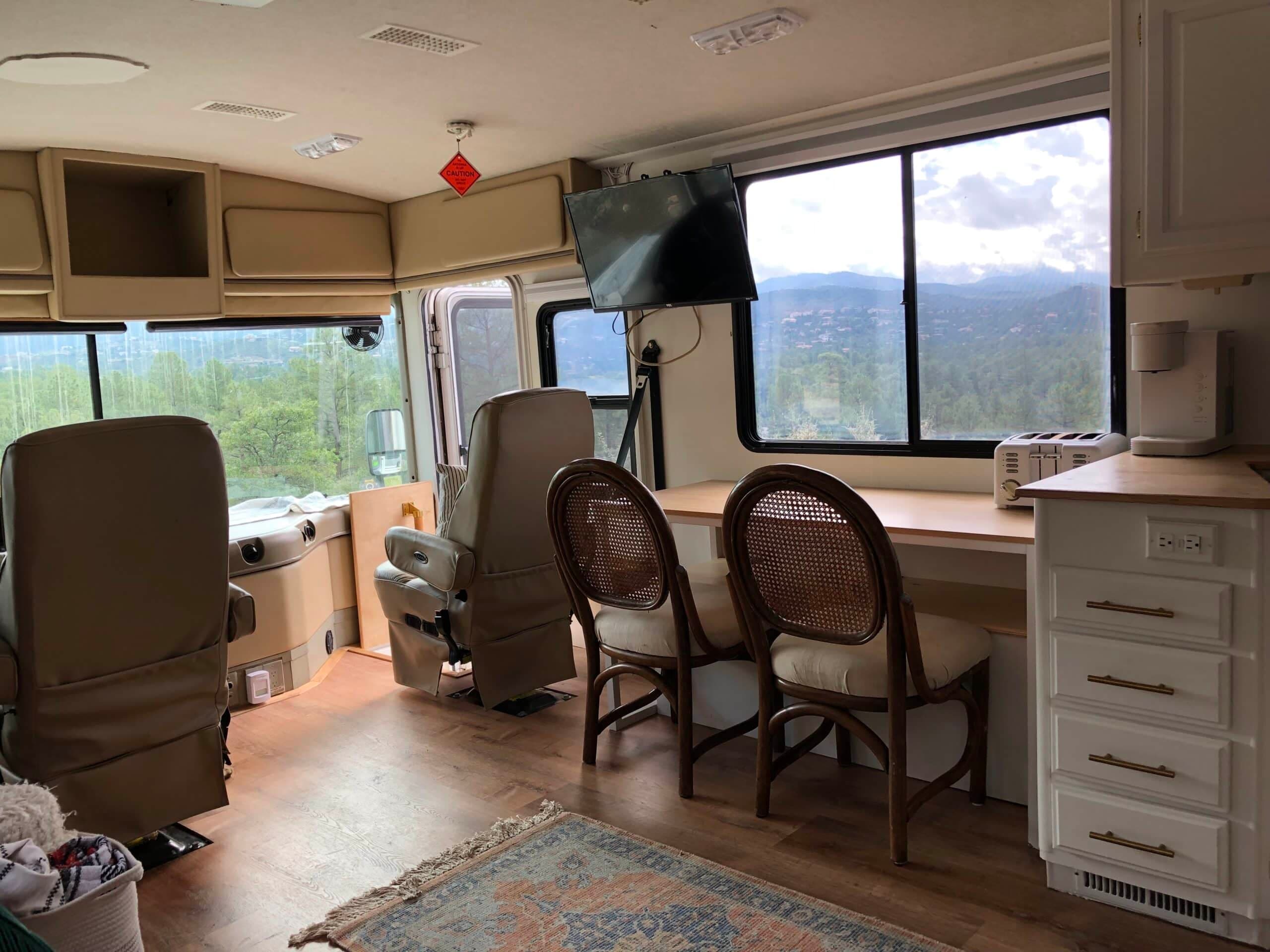 Fire Sale- FULLY RENOVATED FLEETWOOD DISCOVERY 36T CUMMINS W/SLIDE photo 4