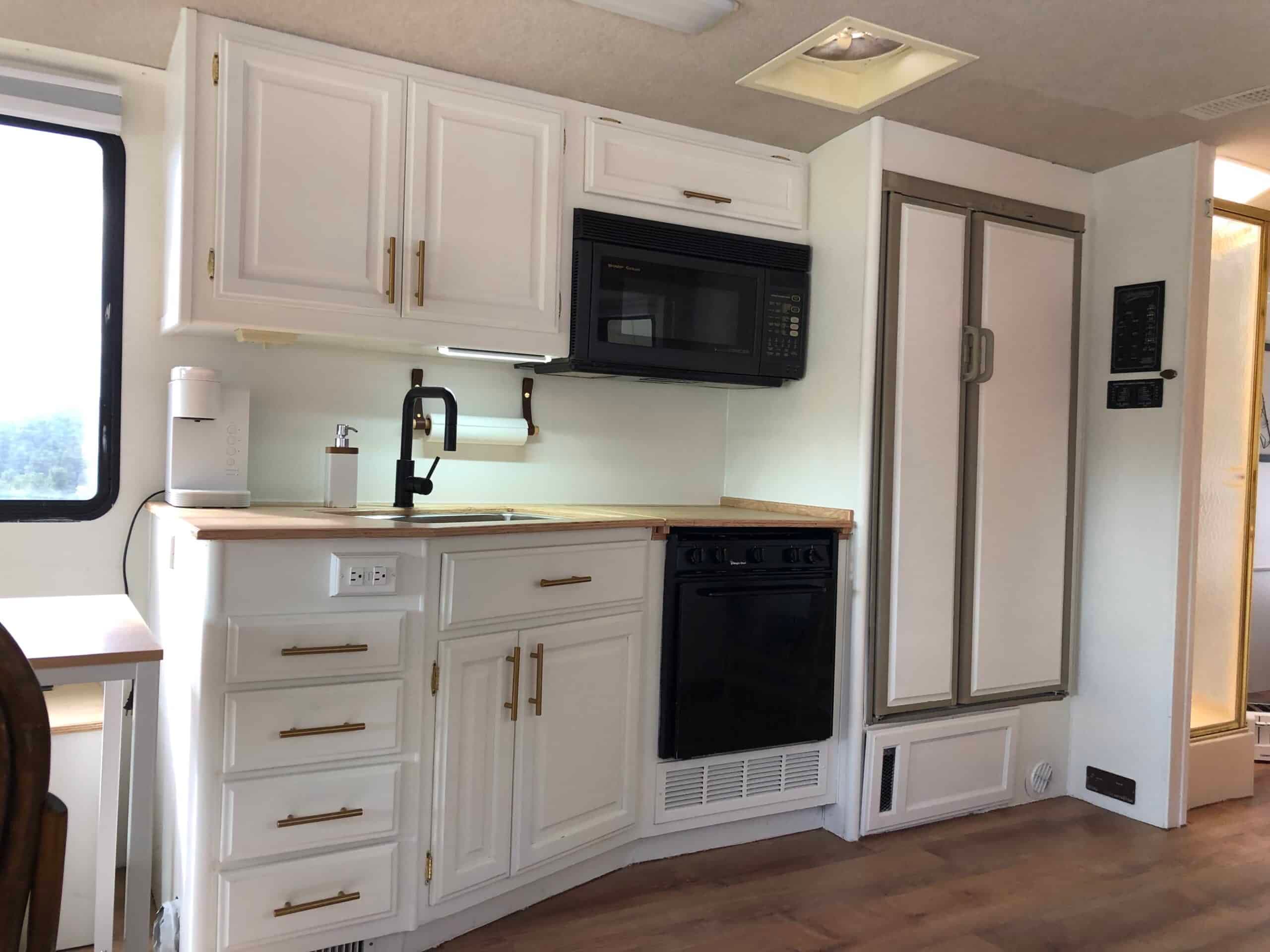 Fire Sale- FULLY RENOVATED FLEETWOOD DISCOVERY 36T CUMMINS W/SLIDE photo 3
