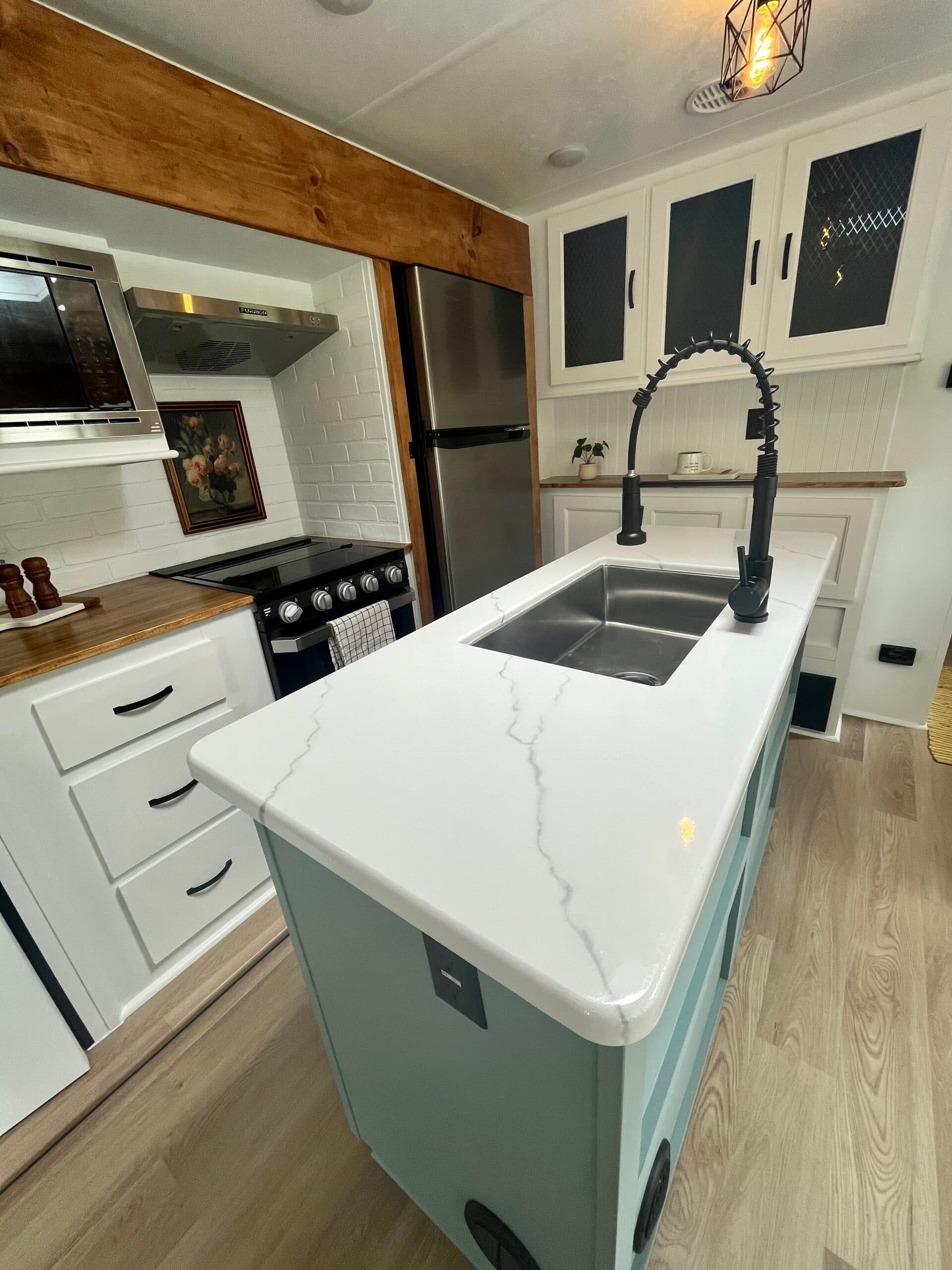 Bright and Cozy 34′ Forest River Vibe- REDUCED PRICE photo 4