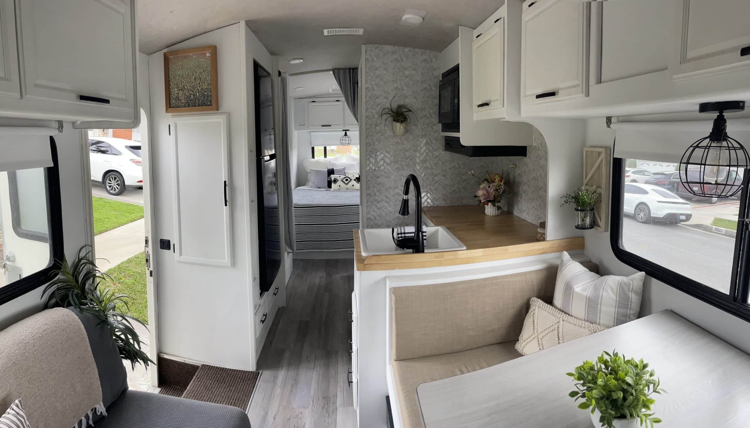 [ S O L D ] Beautiful Newly Renovated Coastal/Farm House RV!! 99 Fleetwood Tioga (C class) Ford E450 + Tritan V10 Motor photo 5
