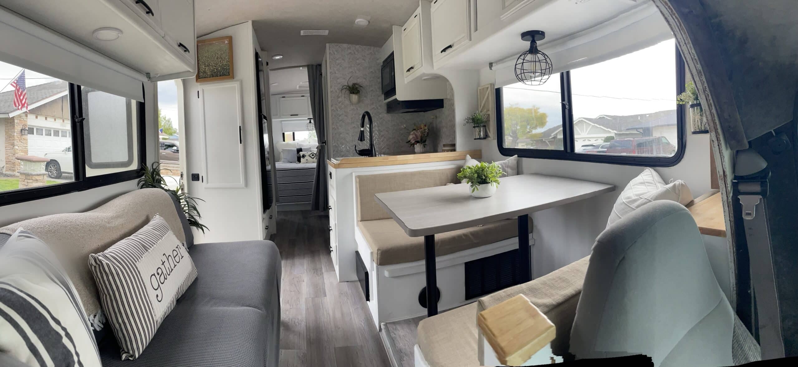 [ S O L D ] Beautiful Newly Renovated Coastal/Farm House RV!! 99 Fleetwood Tioga (C class) Ford E450 + Tritan V10 Motor photo 4