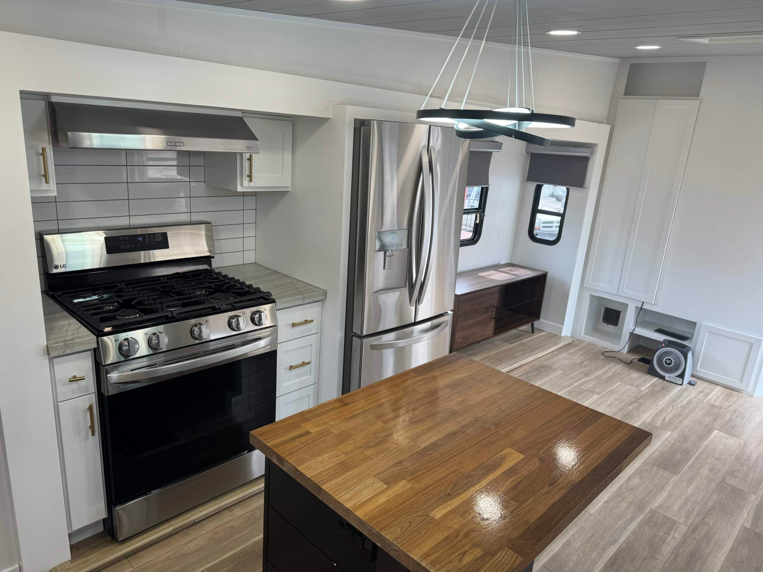 Luxurious 2011 Keystone Cougar with High End Finishes photo 2
