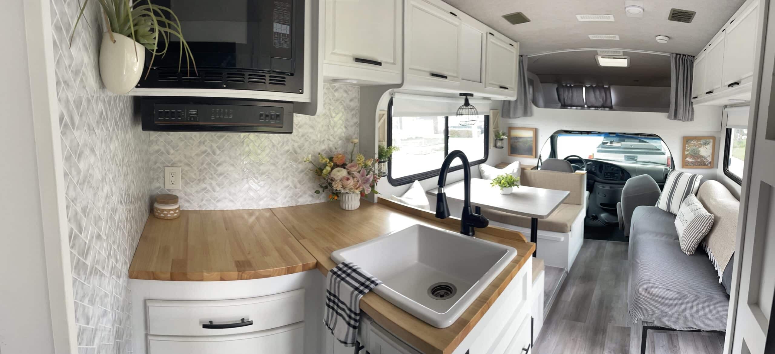 [ S O L D ] Beautiful Newly Renovated Coastal/Farm House RV!! 99 Fleetwood Tioga (C class) Ford E450 + Tritan V10 Motor photo 2