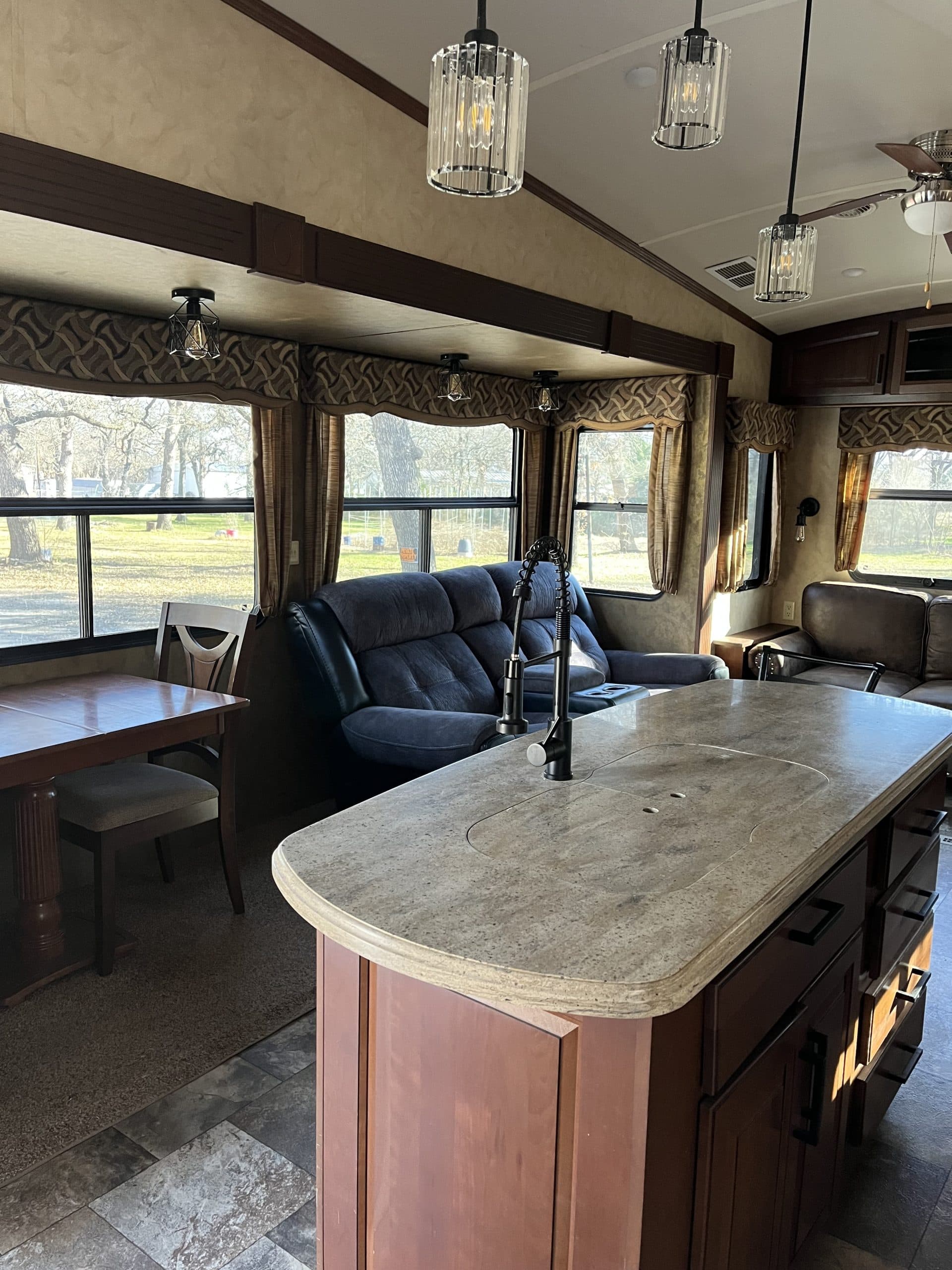 Cedar Creek Hathaway 36CKTS – Clean, Spacious, and Well Upgraded photo 2