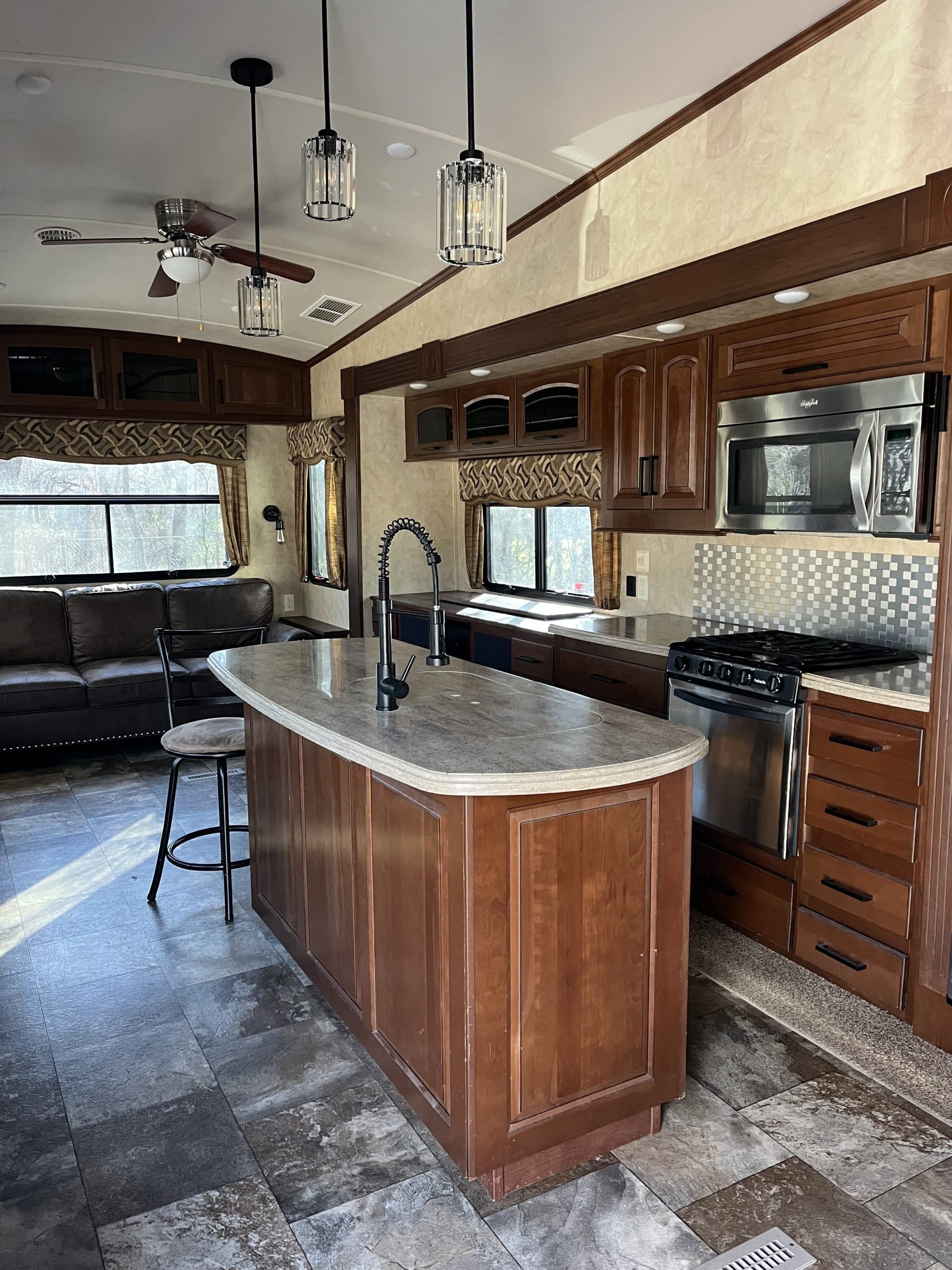 Cedar Creek Hathaway 36CKTS – Clean, Spacious, and Well Upgraded photo 3