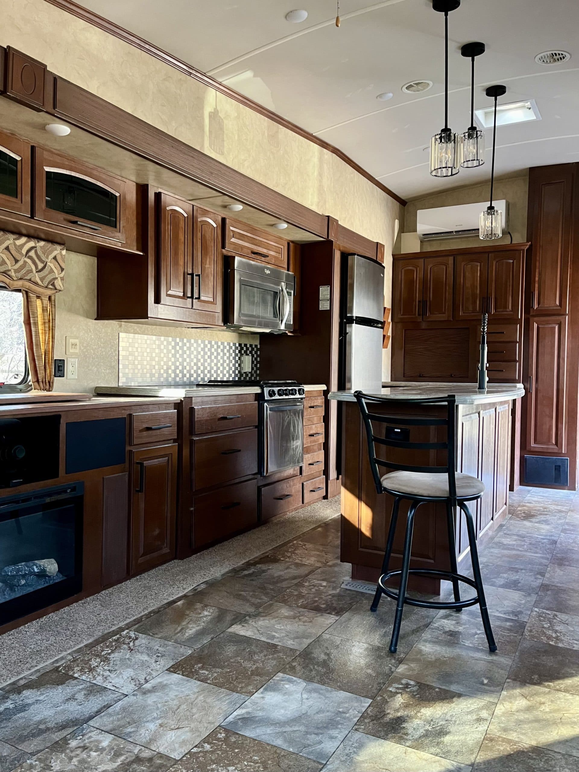 Cedar Creek Hathaway 36CKTS – Clean, Spacious, and Well Upgraded photo 4