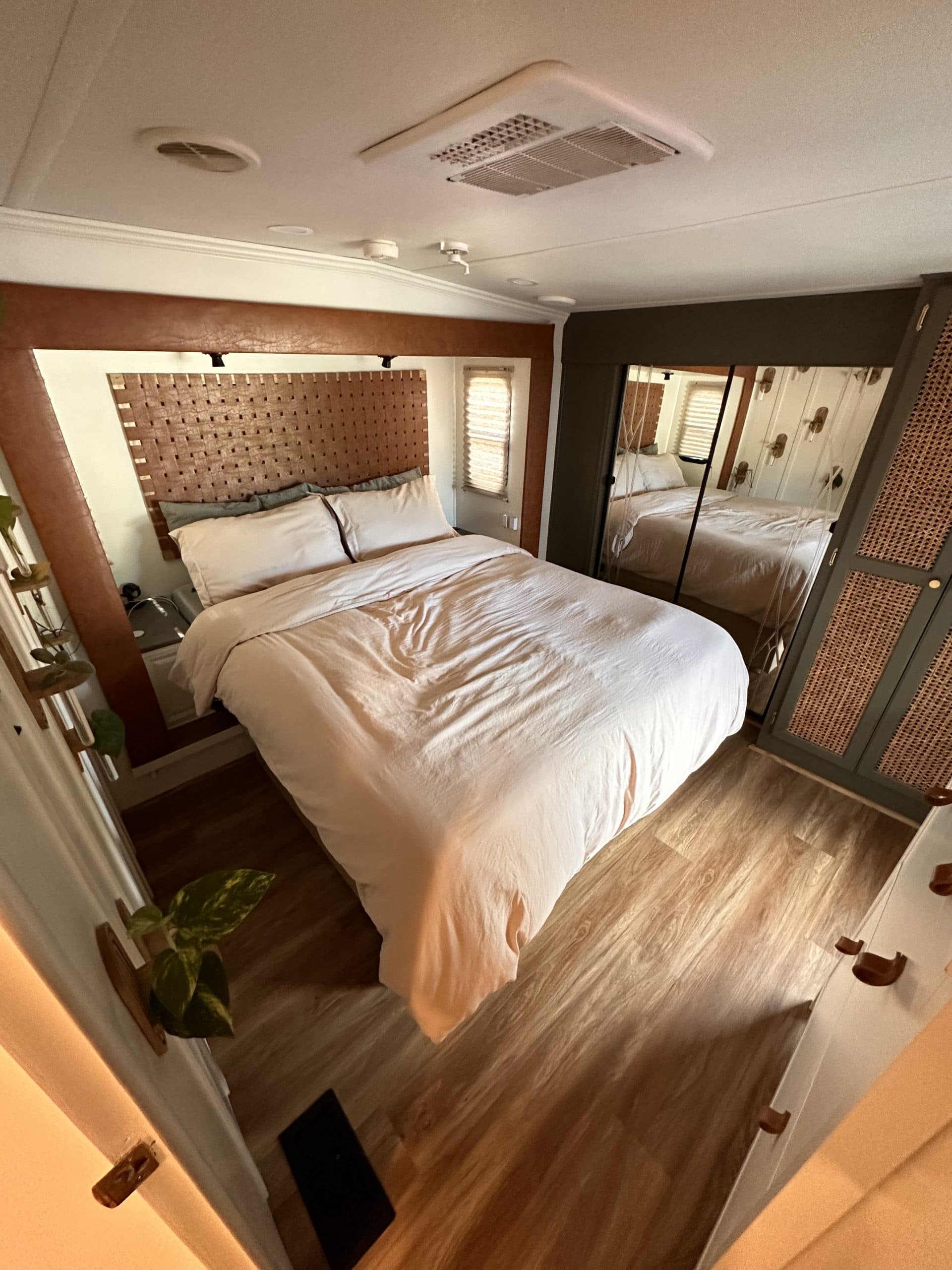 Fully professionally renovated 36 foot Fifth Wheel photo 4