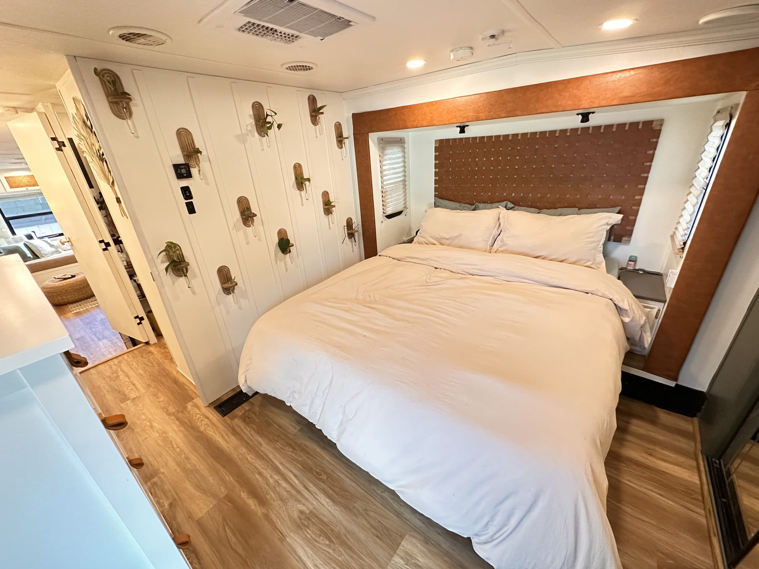 Fully professionally renovated 36 foot Fifth Wheel photo 5