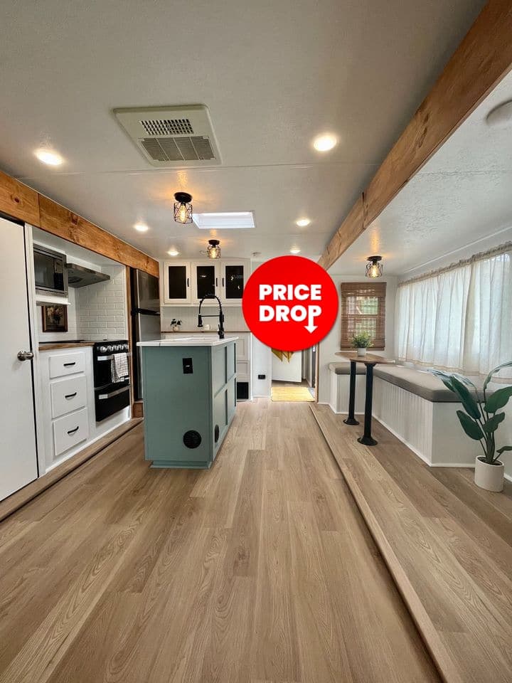 Bright and Cozy 34′ Forest River Vibe- REDUCED PRICE