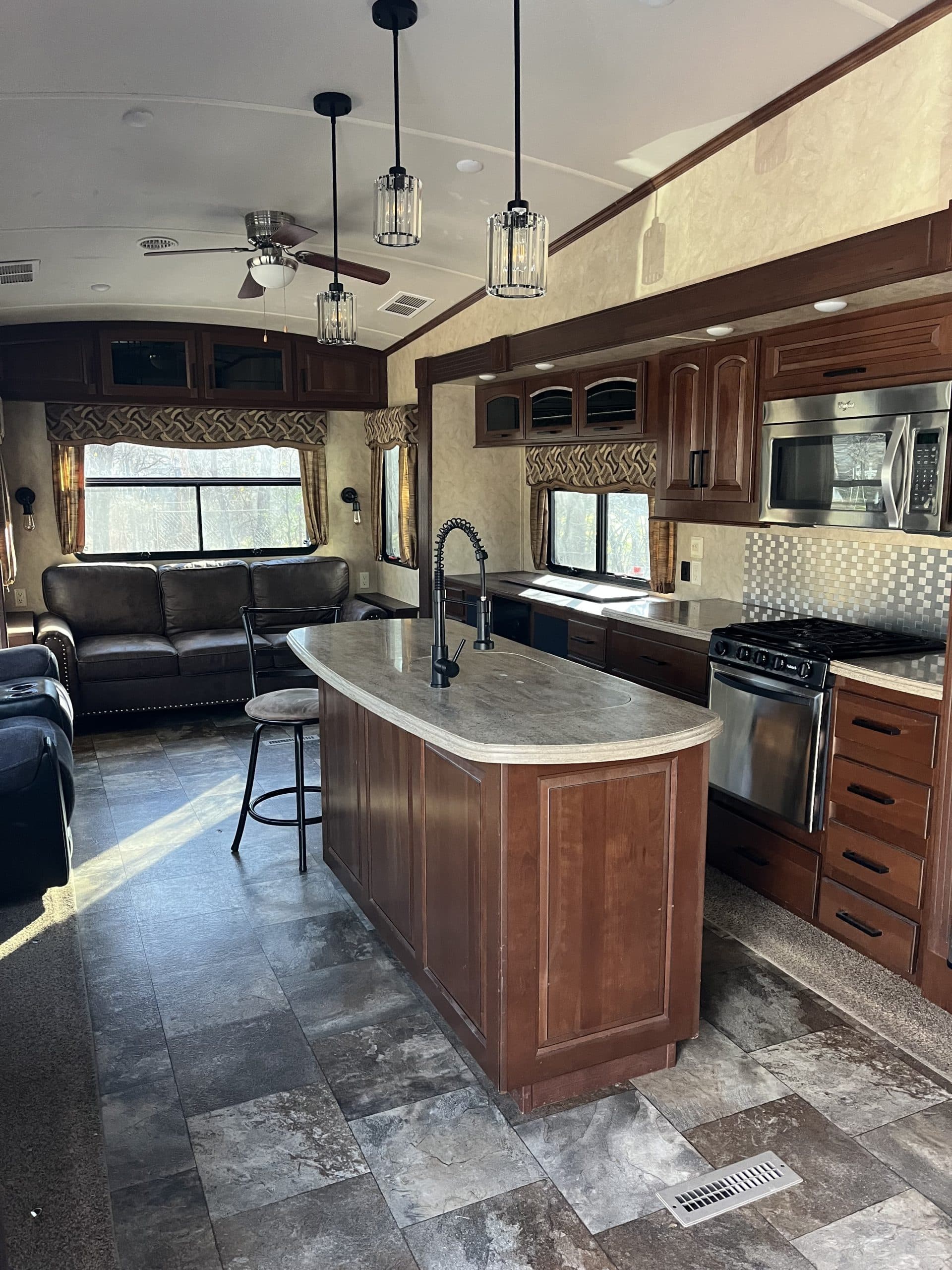 Cedar Creek Hathaway 36CKTS – Clean, Spacious, and Well Upgraded