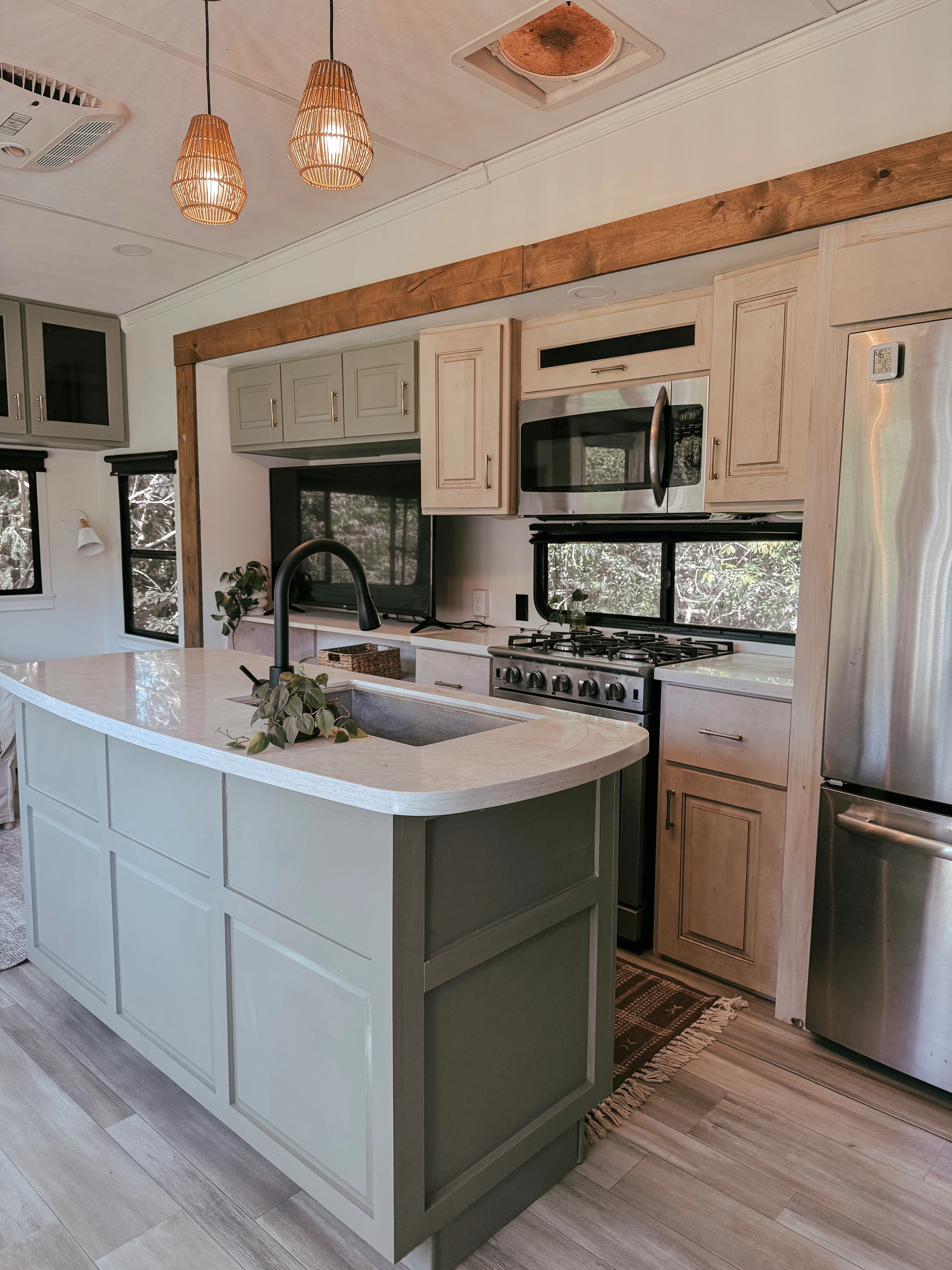 2021 Alliance Paradigm 390MP *Beautifully renovated and well maintained*