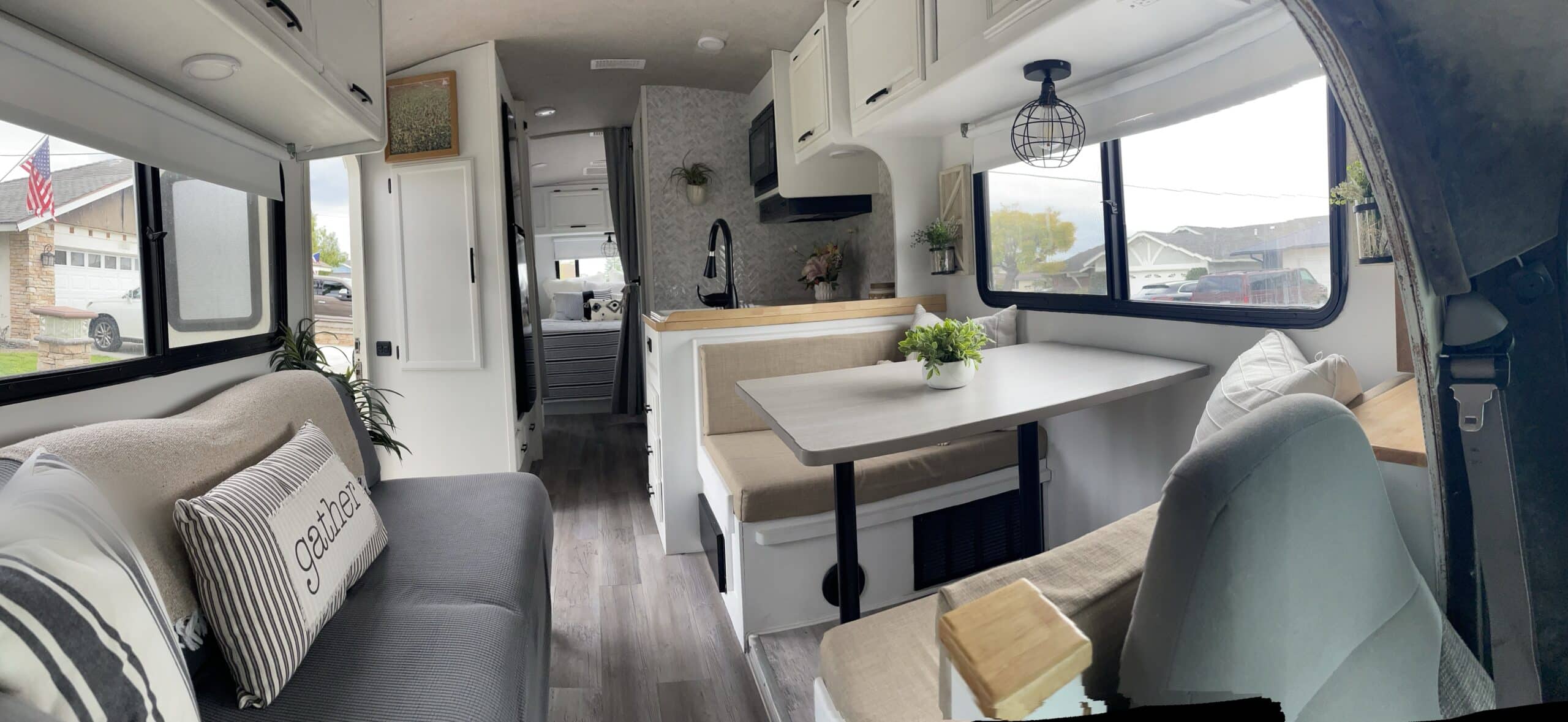 [ S O L D ] Beautiful Newly Renovated Coastal/Farm House RV!! 99 Fleetwood Tioga (C class) Ford E450 + Tritan V10 Motor photo 4