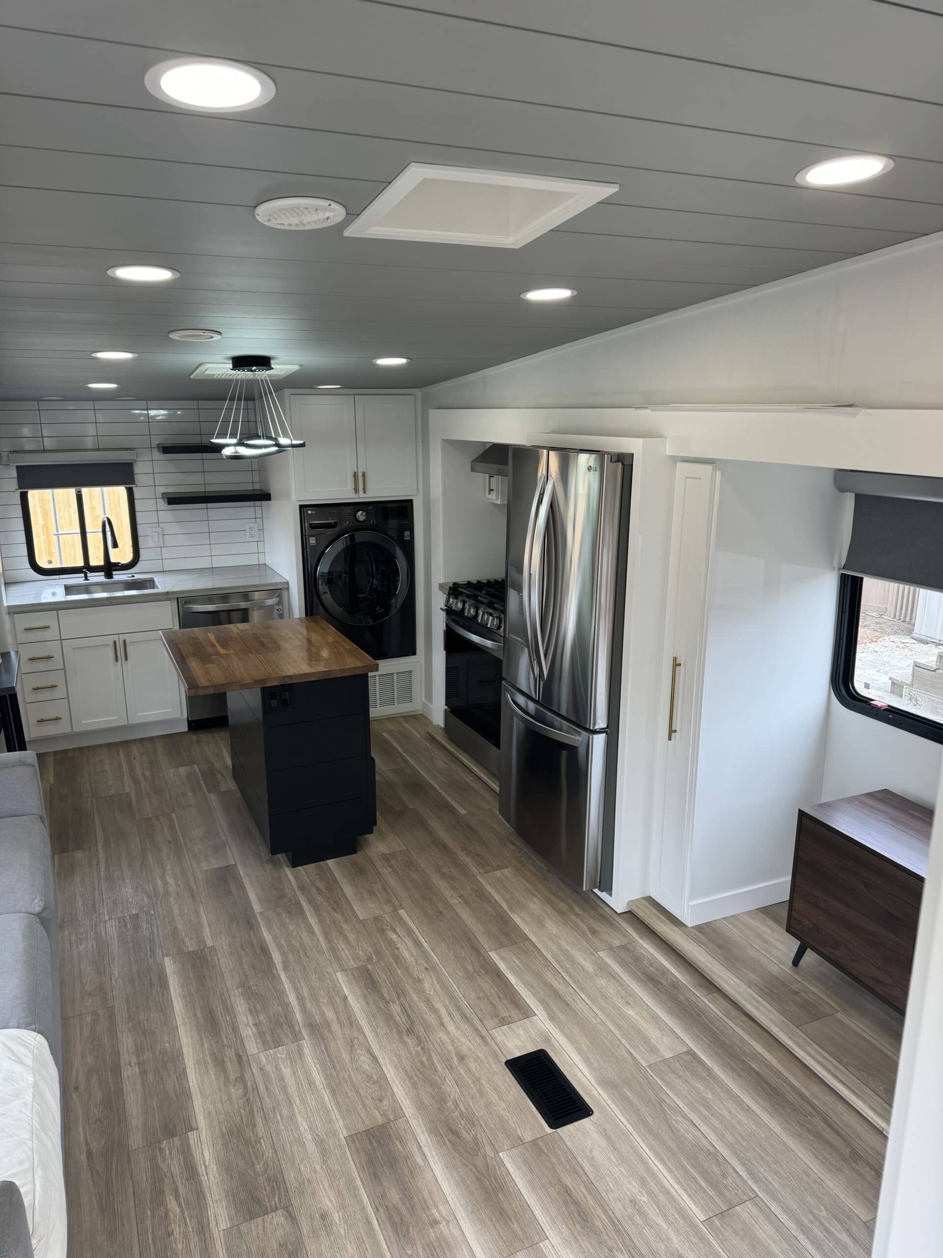 Luxurious 2011 Keystone Cougar with High End Finishes
