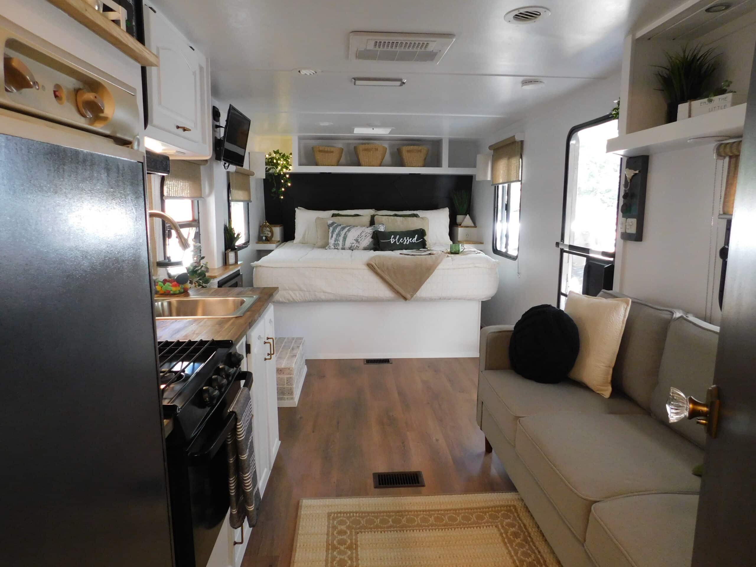 **SOLD**2003 Thor Chateau TRAVEL TRAILER with KING BED 😍 27,200 OBO 😲😲